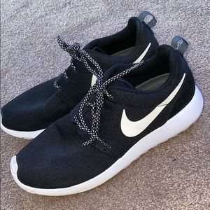 women’s nike roshe!